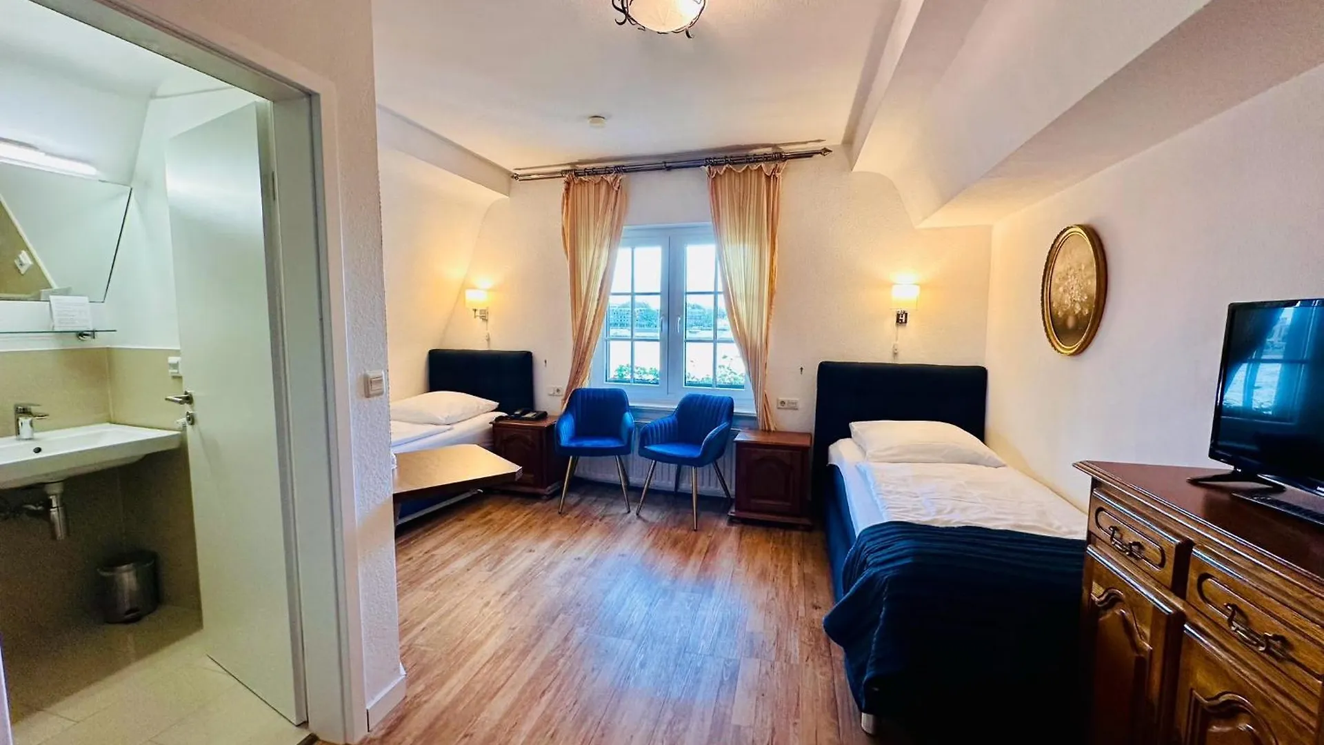 Altstadthotel Hayk Am Rhein contacts