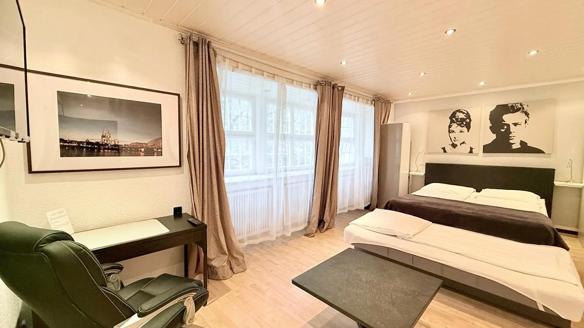 Altstadthotel Hayk Am Rhein Cologne 3*,