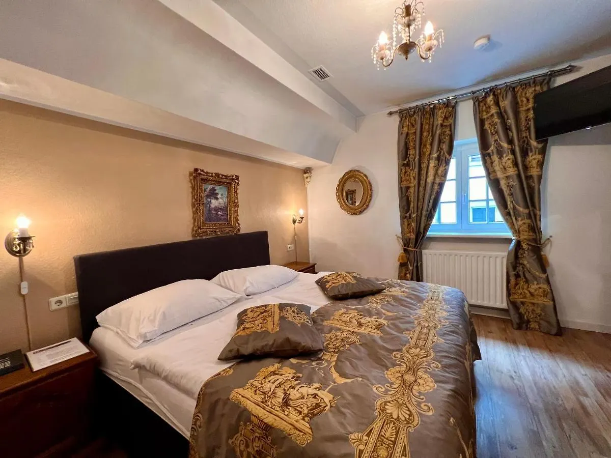 Altstadthotel Hayk Am Rhein Cologne Hotel