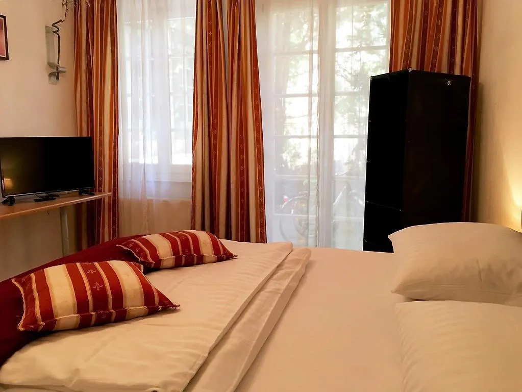 Altstadthotel Hayk Am Rhein Cologne Hotel