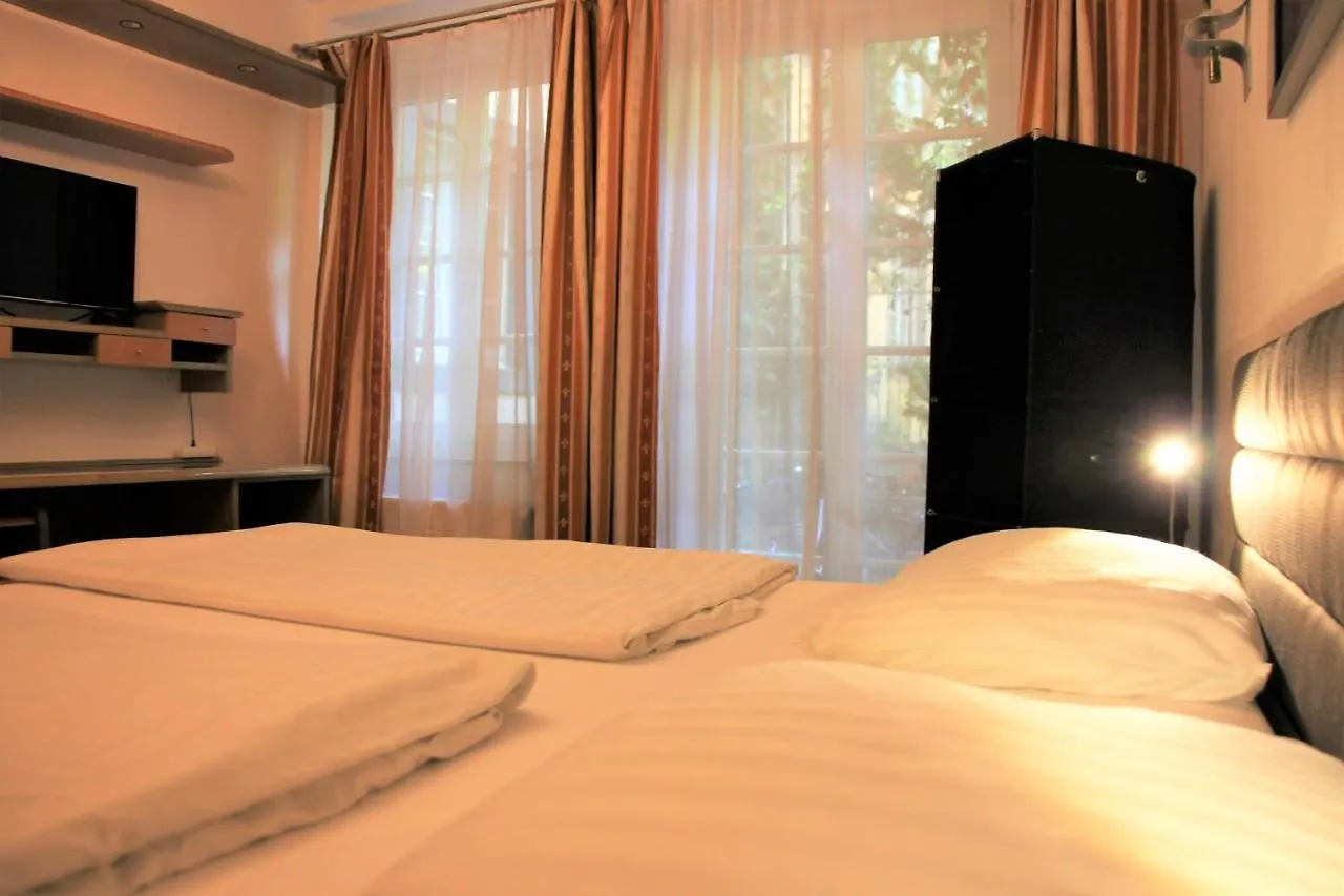 Altstadthotel Hayk Am Rhein Cologne Hotel